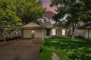 Heart of La Porte TX Sleeps 7 in this 3 Bedroom Home with gameroom